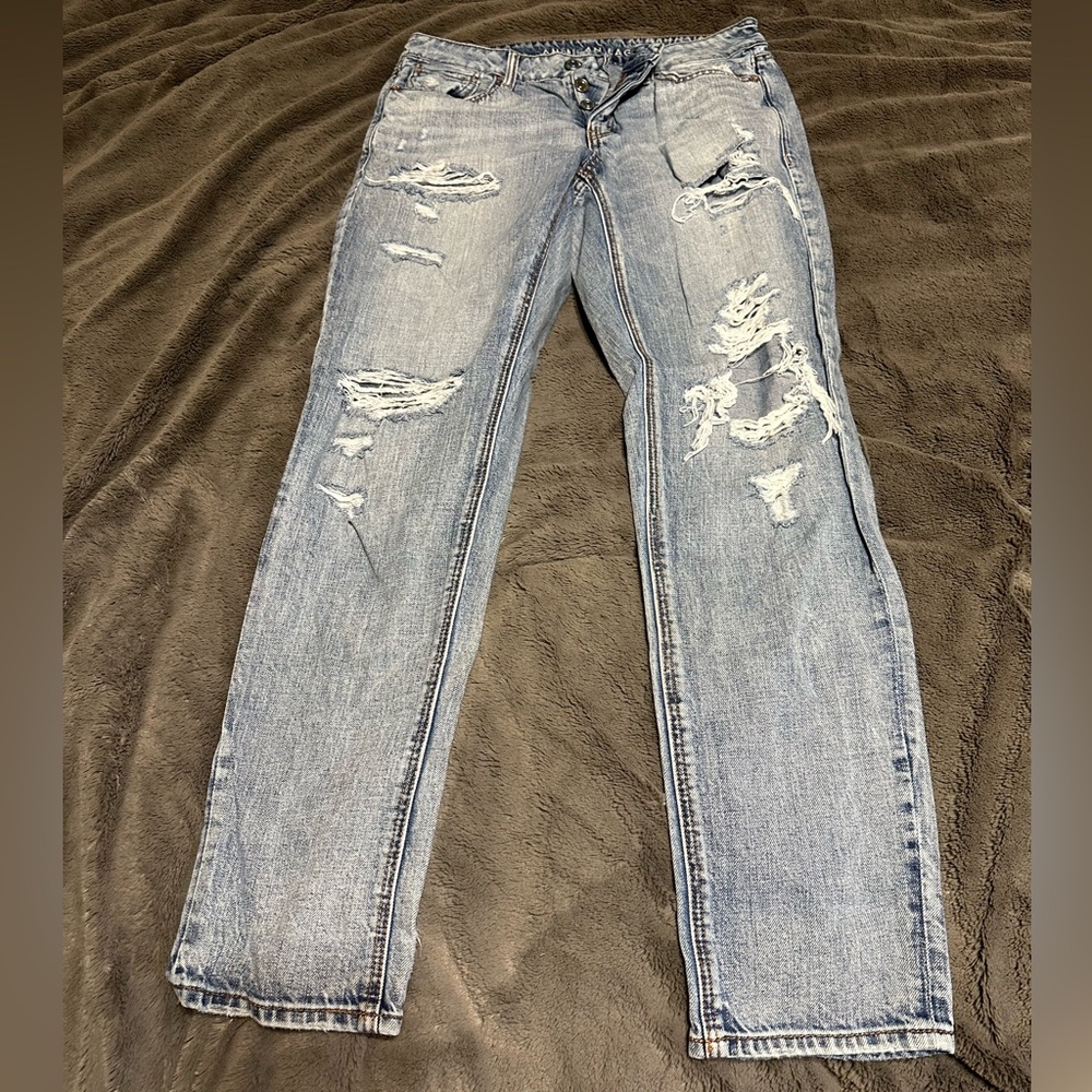 American Eagle distressed light denim jeans